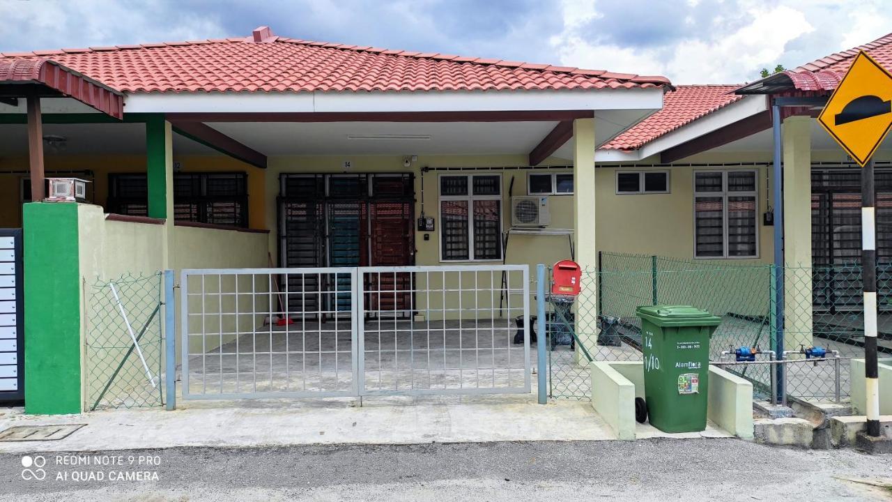 Neesa Homestay Bukit Gambang-Muslim Экстерьер фото